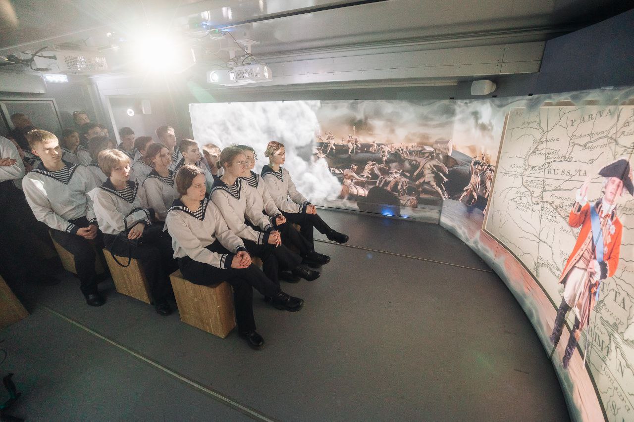 В Мариуполе начал работу мобильный исторический парк «Россия – Моя история».