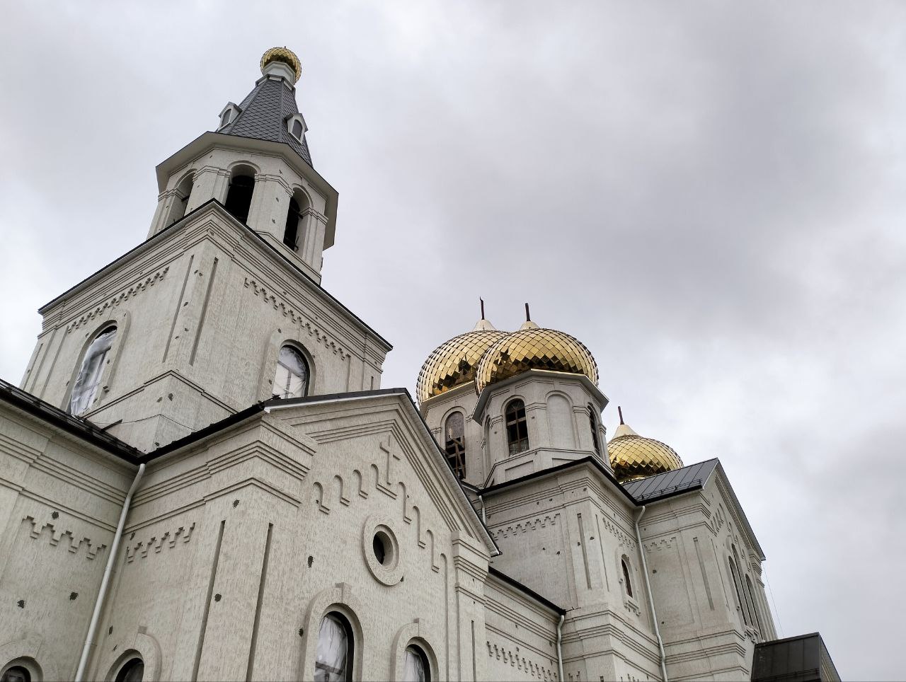 Свято-Михайловский собор украсили новые купола.