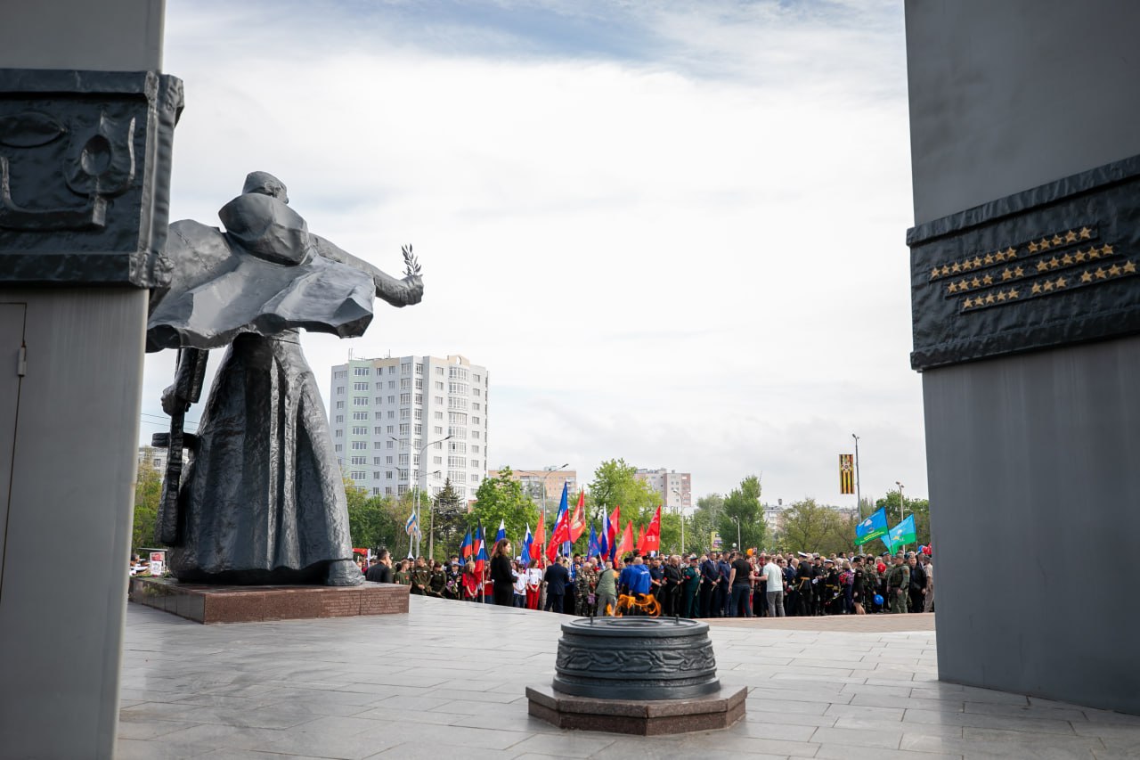 Возложением цветов к монументу Воину-освободителю на площади Ленинского Комсомола дали старт официальным торжествам по случаю 80-летия Победы.