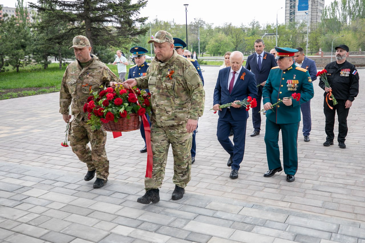 Олег Моргун вместе с нашим земляком, Героем России Дмитрием Саблиным и Героем Донецкой Народной Республики, руководителем Народного Совета ДНР Константином Кузьминым возложили цветы к монументу &quot;Мариуполь - город воинской славы&quot;.