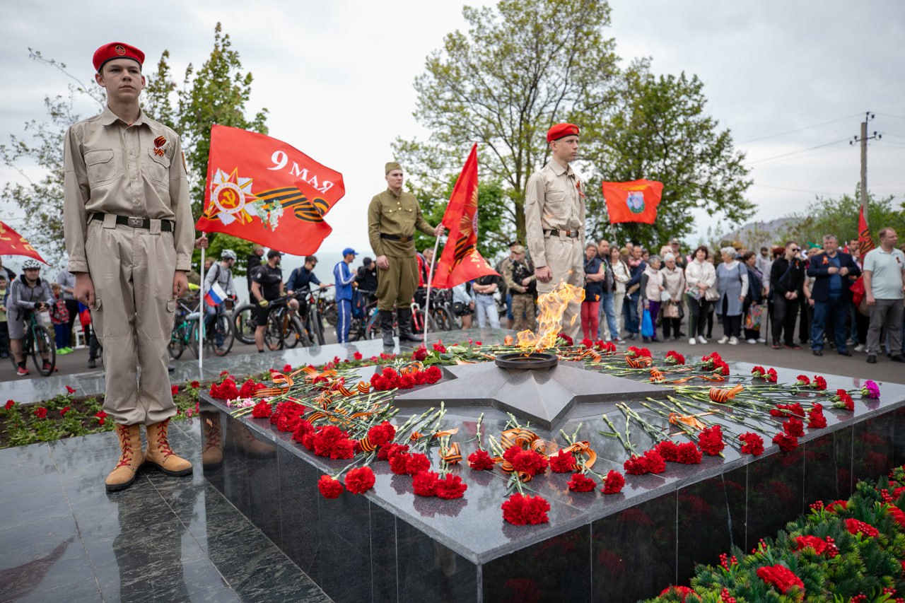 На левобережье возложили цветы у памятного знака Воинам-освободителям 221-й Мариупольской и 130-й Таганрогской Дивизий.