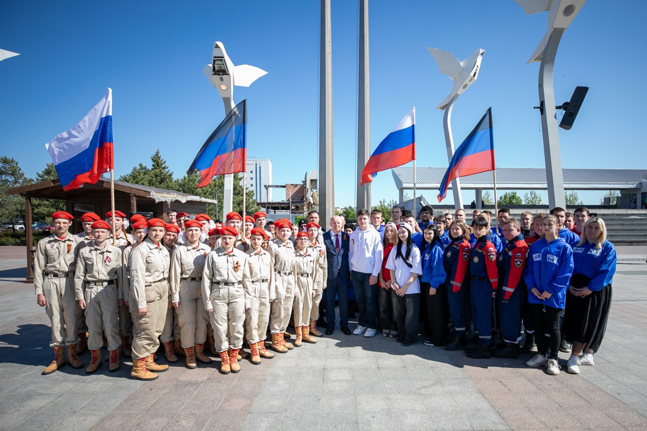 На центральной площади города торжественно отметили одиннадцатую годовщину со дня провозглашения Донецкой Народной Республики.