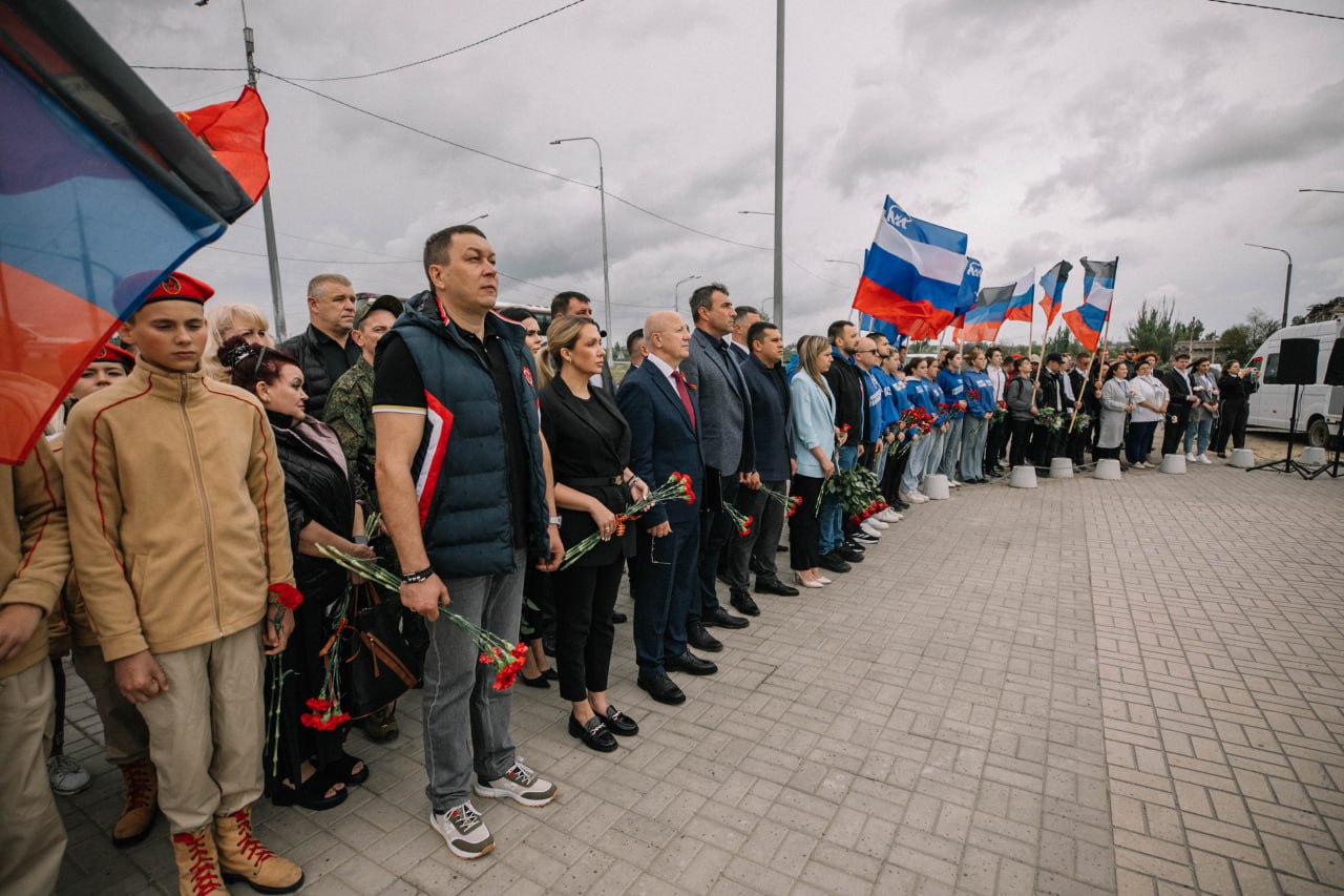 Сегодня, в третью годовщину освобождения Мариуполя от неонацистов, почтили память солдат и офицеров, отдавших жизни за нашу свободу, за возвращение приморского города домой, в Россию.