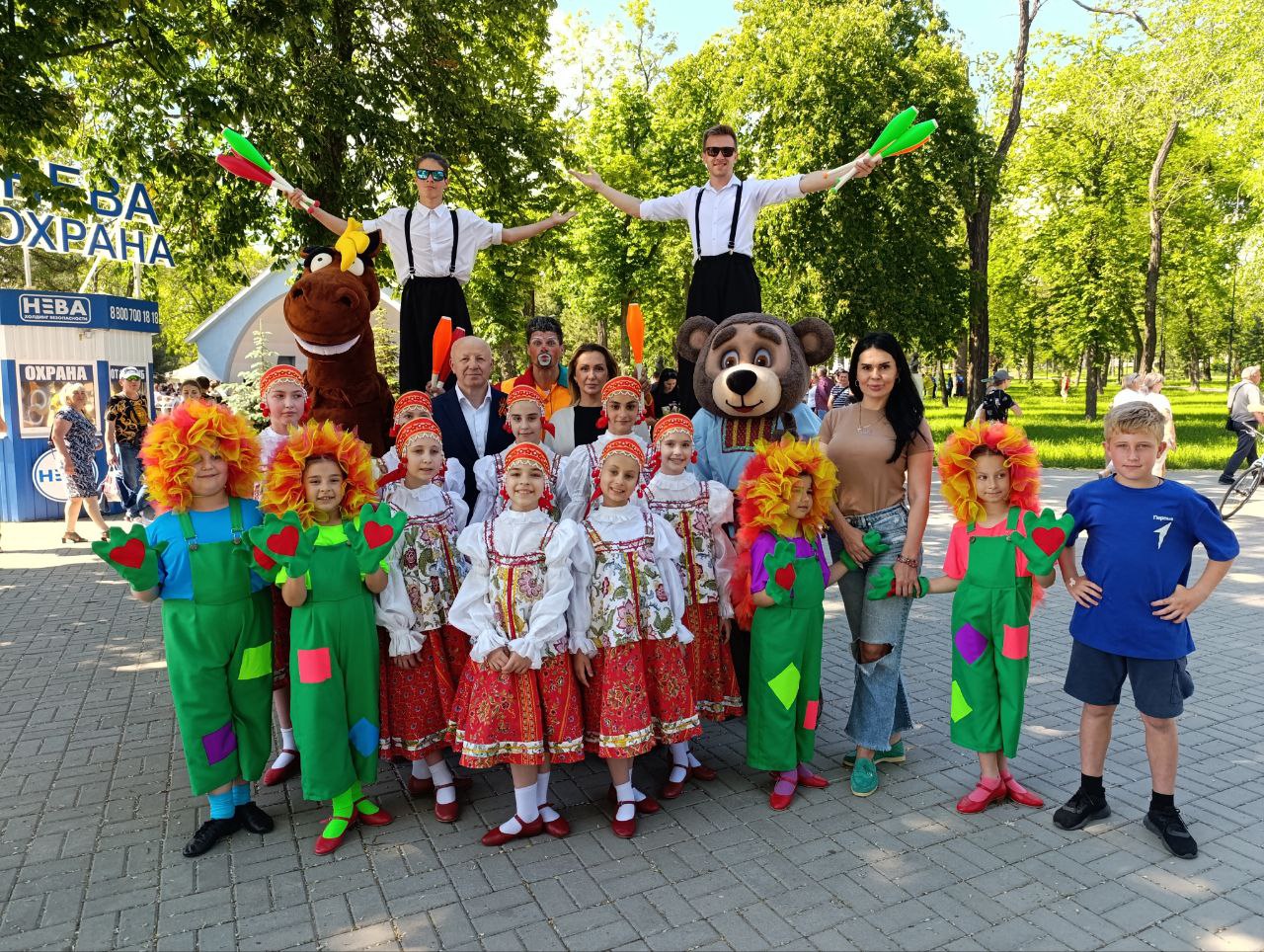 Праздник детства в центре Мариуполя – в Екатерининском саду ярко отметили День защиты детей.