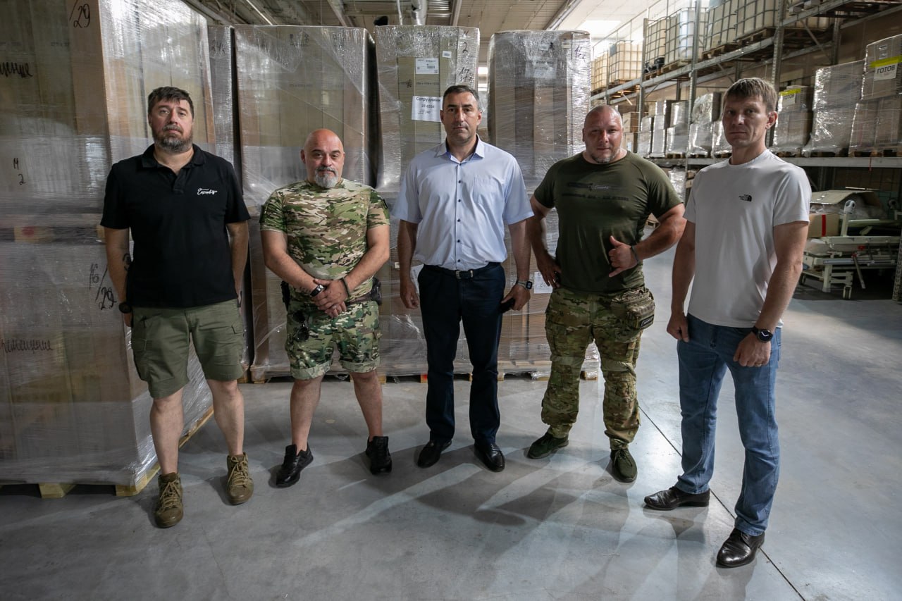От лица горожан профильный заместитель Богдан Перепечай поблагодарил за постоянную целевую помощь жителям Мариуполя общественного деятеля Василия Лукунина и команду фонда «Эспаньола».