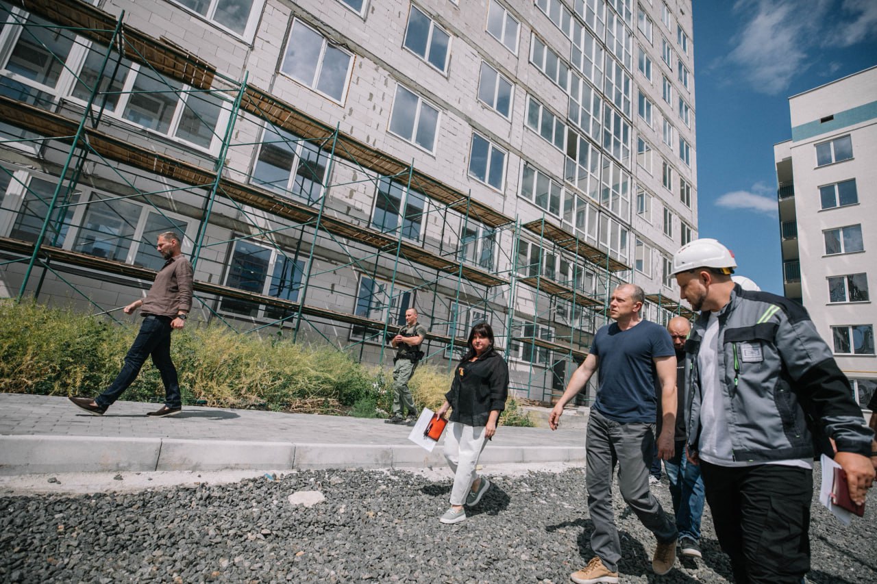Шесть новых компенсационных домов по федеральной программе возводит в Мариуполе ППК «Единый заказчик».
