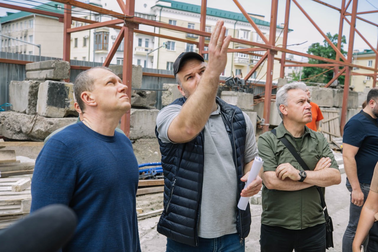 Уже в этом году Санкт-Петербург подарит мариупольцам знаковые объекты восстановления - драматический театр и плавательный бассейн &quot;Нептун&quot;.