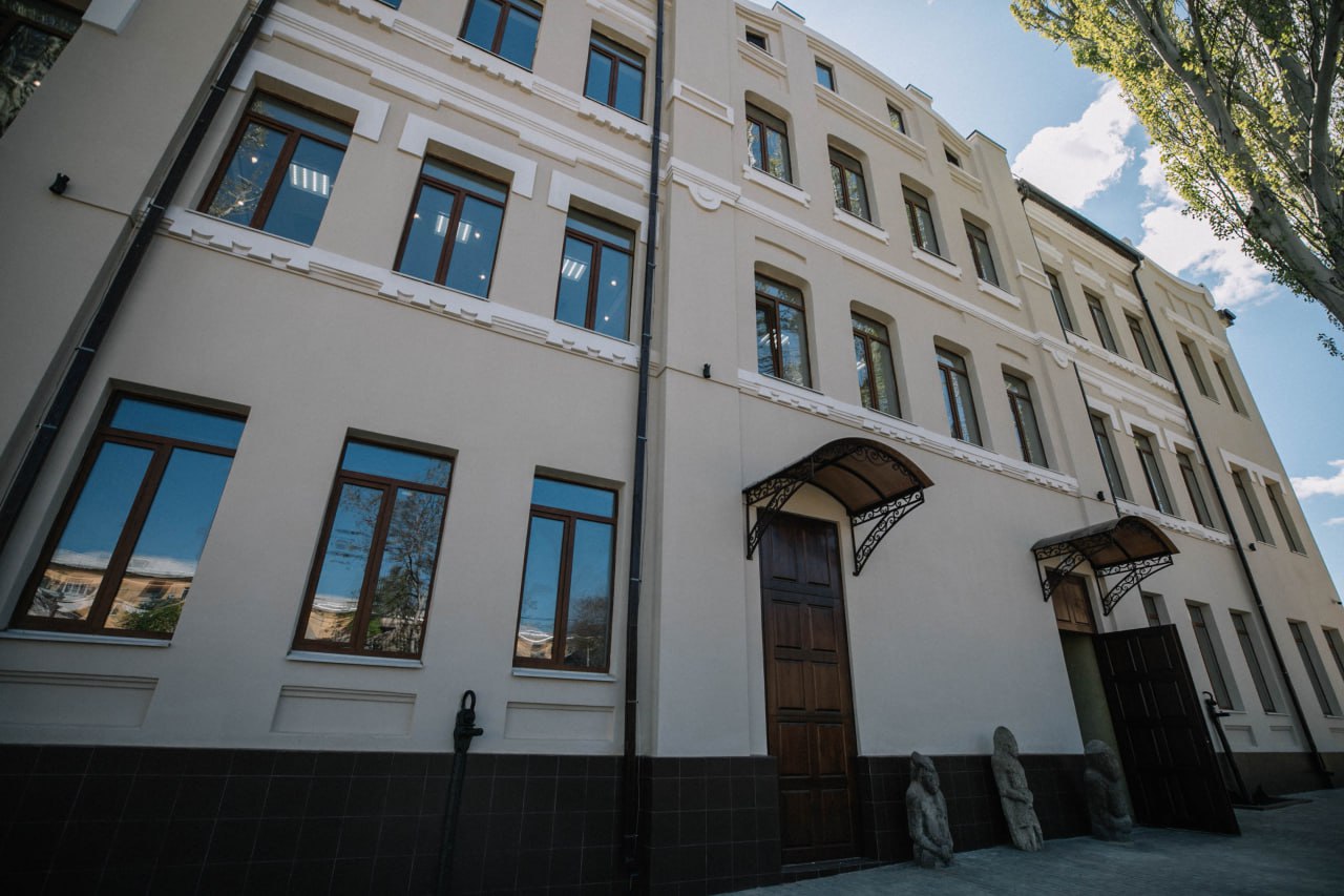 Специалисты из Ленобласти готовят Краеведческий Музей к открытию.