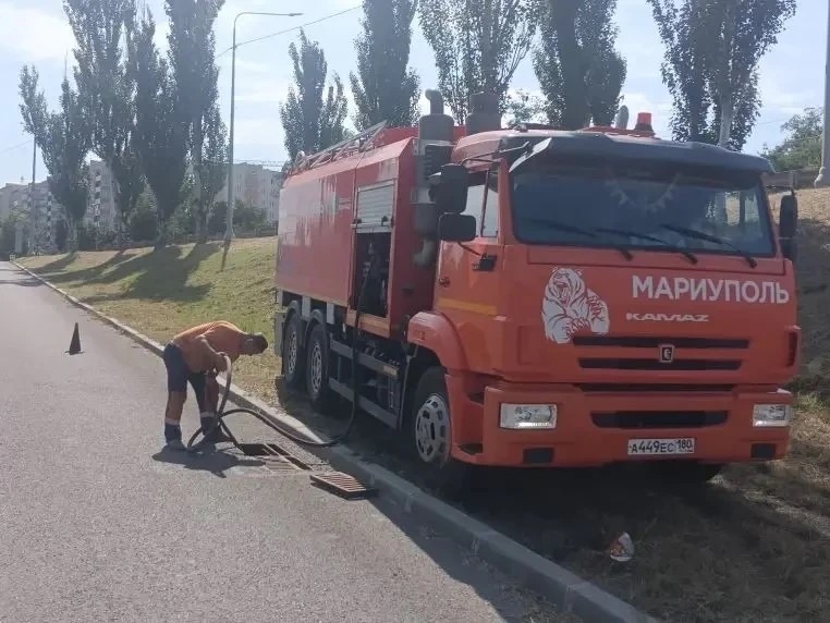 Коммунальщики проводят плановые работы по благоустройству.