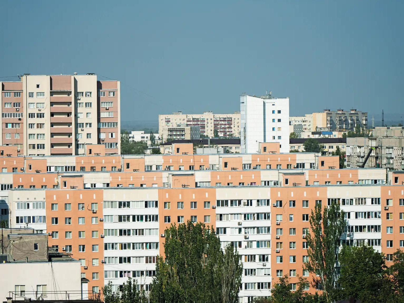 Более 1750 квартир переведены в муниципальную собственность для оформления договоров социального найма.