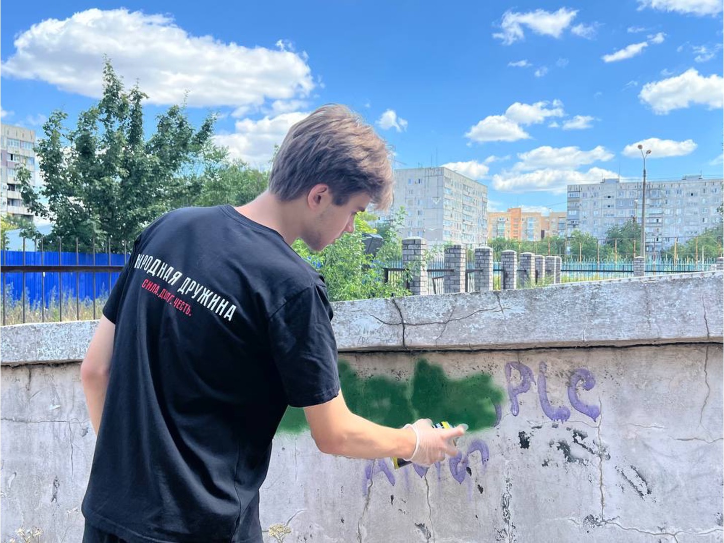 Молодые мариупольцы избавили общественные пространства города от рекламы наркотиков.