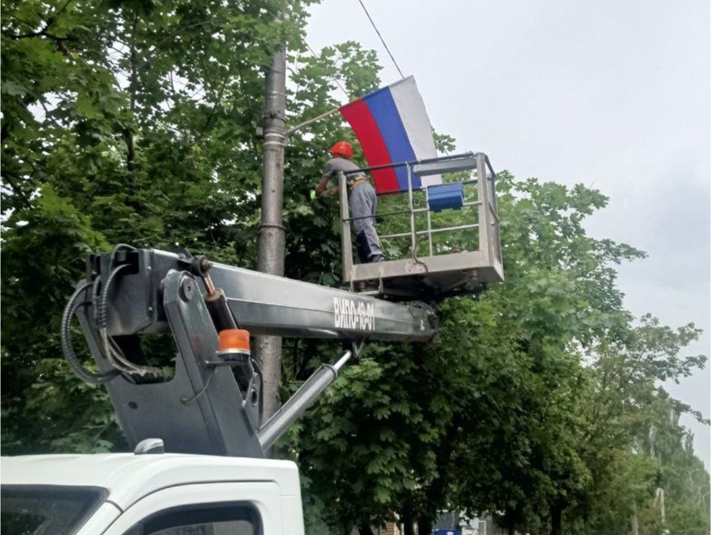 «Мариупольгорсвет» украшает городские улицы к предстоящему Дню России.