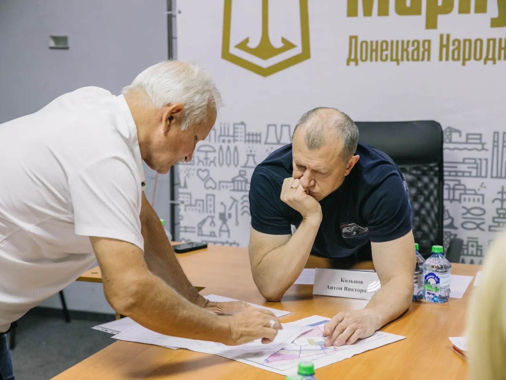 Антон Кольцов провел личный прием граждан для жителей Приморского района.