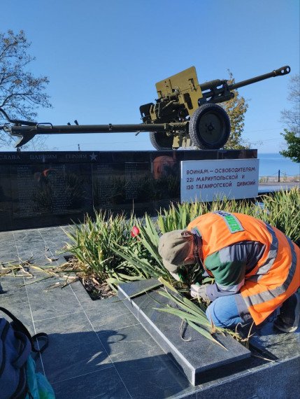 Мариупольские коммунальщики продолжают благоустройство мемориалов к 9 Мая. Мариупольские коммунальщики продолжают благоустройство мемориалов к 9 Мая.
