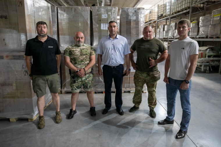 От лица горожан профильный заместитель Богдан Перепечай поблагодарил за постоянную целевую помощь жителям Мариуполя общественного деятеля Василия Лукунина и команду фонда «Эспаньола». От лица горожан профильный заместитель Богдан Перепечай поблагодарил за постоянную целевую помощь жителям Мариуполя общественного деятеля Василия Лукунина и команду фонда «Эспаньола».